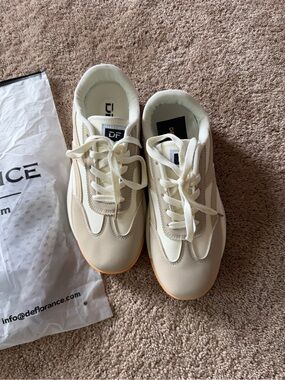 NWT 10 De Florance Lace-Up Women's Cream and Tan Retro Runner Sneakers